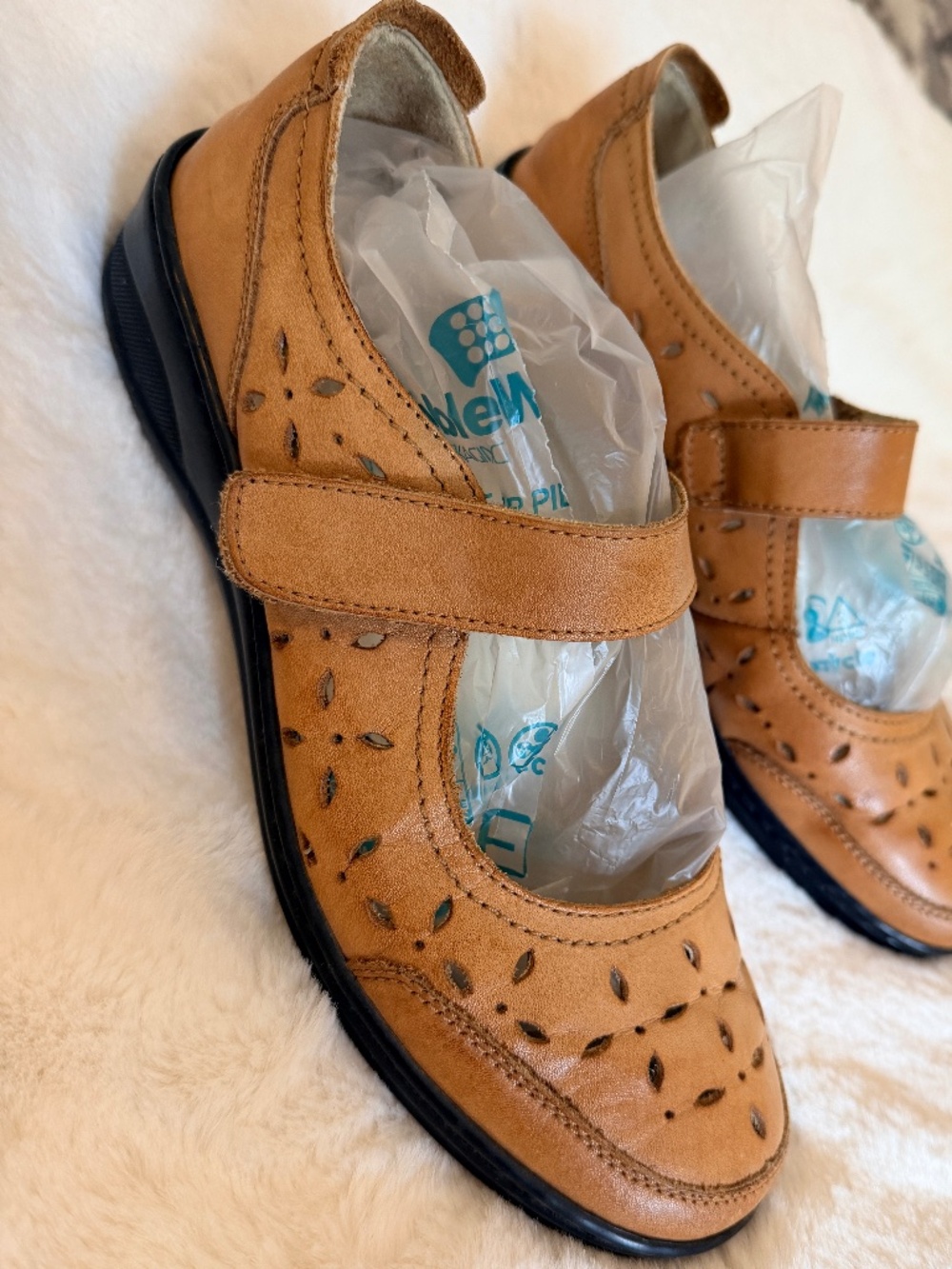 Super-Comfy Ergonomic Ortho Solutions Tan Leather Cutout Mary Janes Shoes 38